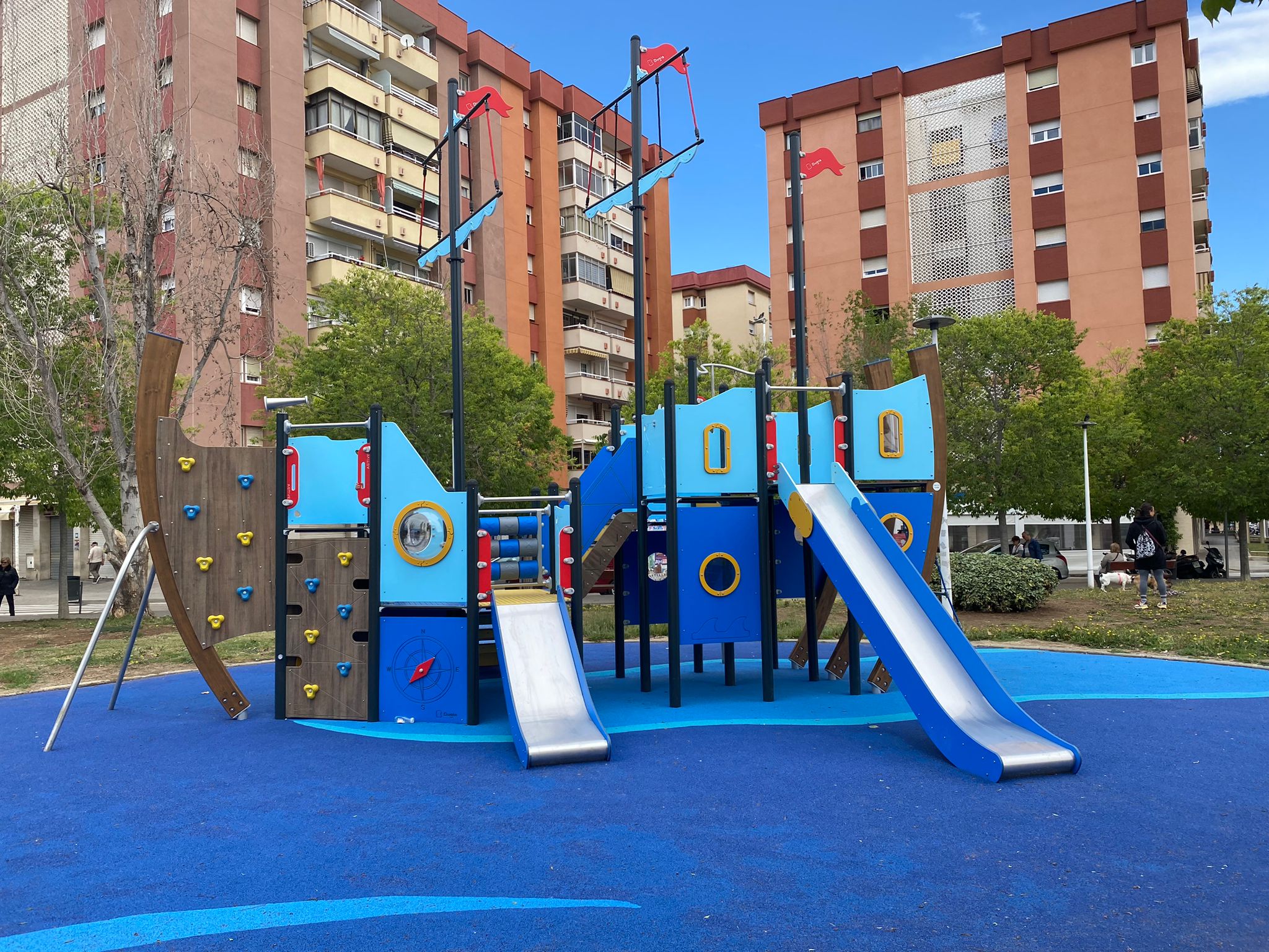 Imatge de la notícia: S'obren els parcs infantils de Clara Campoamor, Martí i Pol i Mariana Pineda
